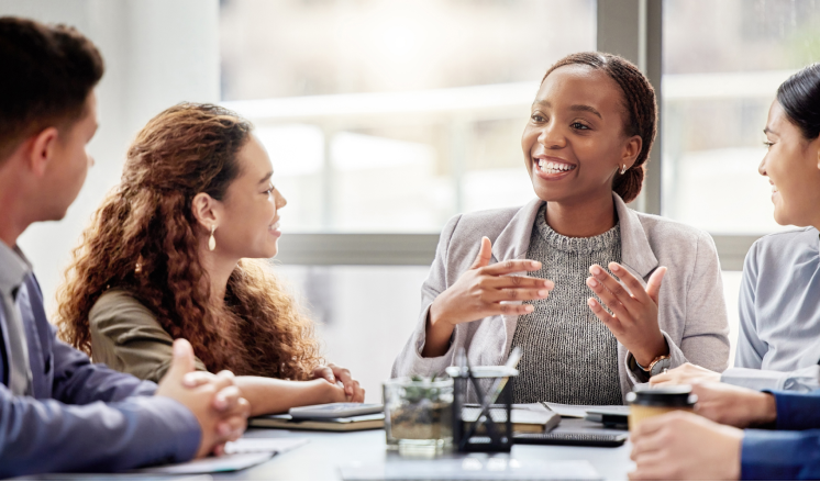 Un groupe de personnes autour d'une table de réunion dans un bureau lumineux. Un groupe de personnes autour d'une table de réunion dans un bureau lumineux.